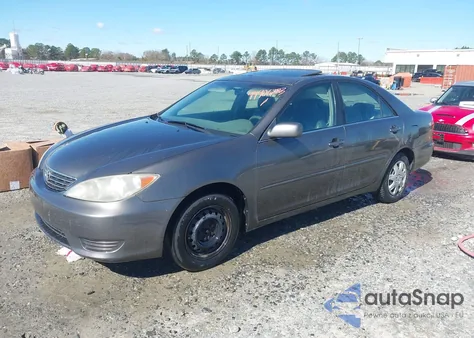 2005 Toyota Camry Le z USA, uszkodzony, nr VIN 4T1BE32K75U981658